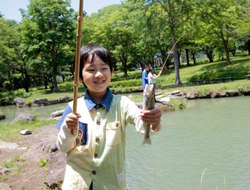 釣り体験をする少年の写真