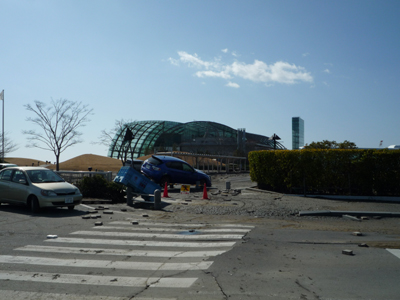 震災翌日の水族館正面入口